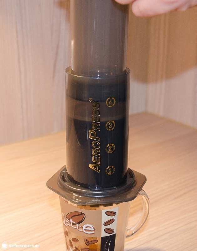AeroPress Anleitung inverted methode schritt 6 umdrehen AeroPress schritt für schritt Anleitung inverted methode