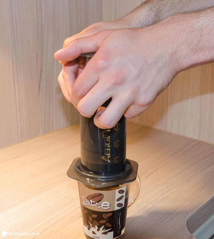 AeroPress Anleitung inverted methode schritt 7 Presskolben herunterdrücken AeroPress schritt für schritt Anleitung inverted methode