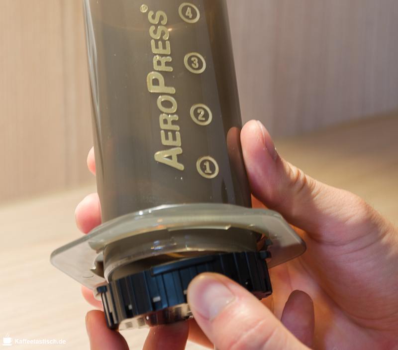 AeroPress Anleitung klassische methode schritt 3 filterhalter draufschrauben AeroPress schritt für schritt Anleitung klassische methode