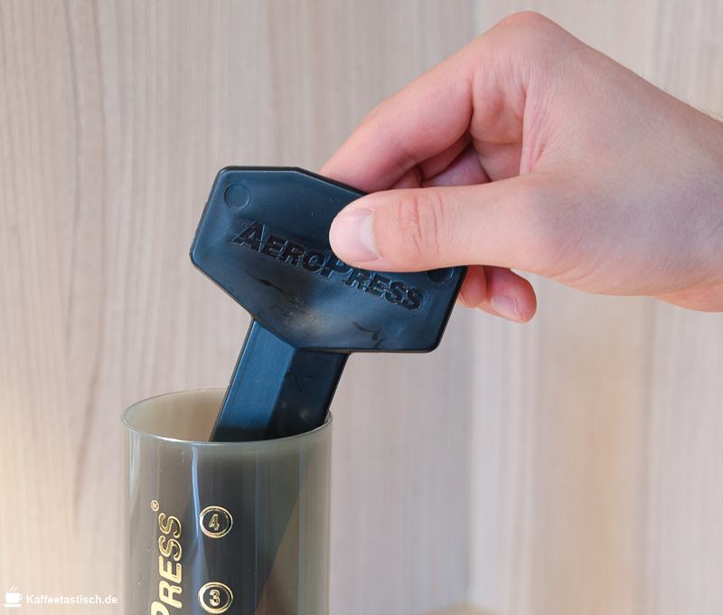 AeroPress Anleitung klassische methode schritt 5 umrühren AeroPress schritt für schritt Anleitung klassische methode