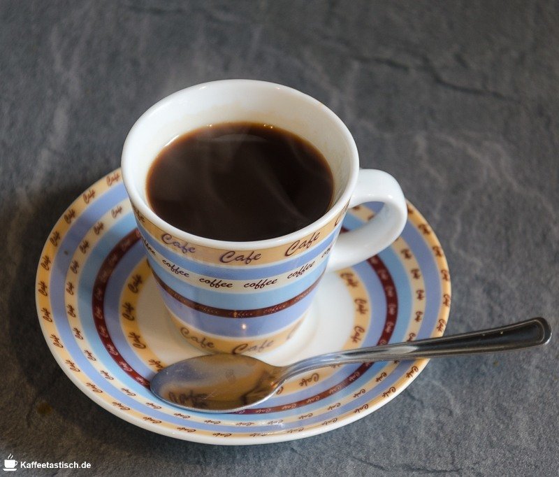 anleitung espressokocher der fertige Mokka aus der Espressokanne schritt für schritt anleitung espressokocher