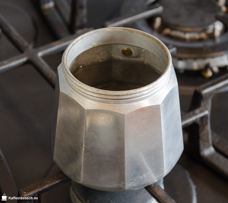 anleitung espressokocher schritt 2 wasserkessel füllen schritt für schritt anleitung espressokocher