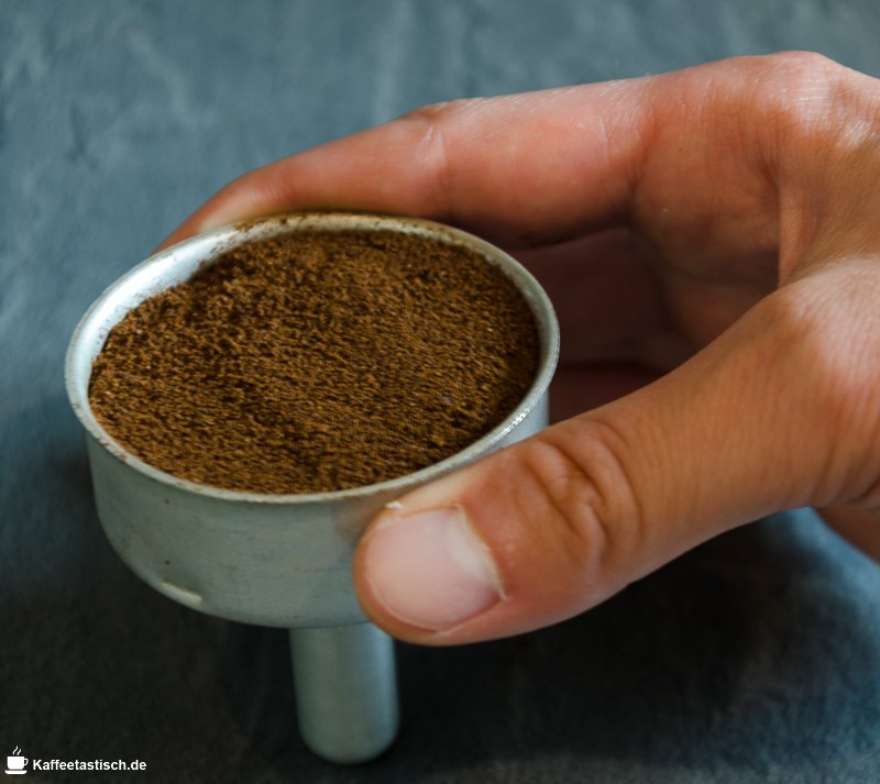 anleitung espressokocher schritt 3 kaffepulver in trichtereinsatz füllen schritt für schritt anleitung espressokocher