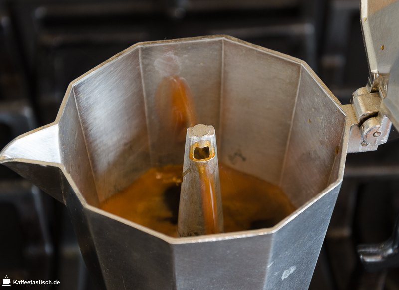 anleitung espressokocher schritt 5 mokka wird nach oben gedrückt schritt für schritt anleitung espressokocher