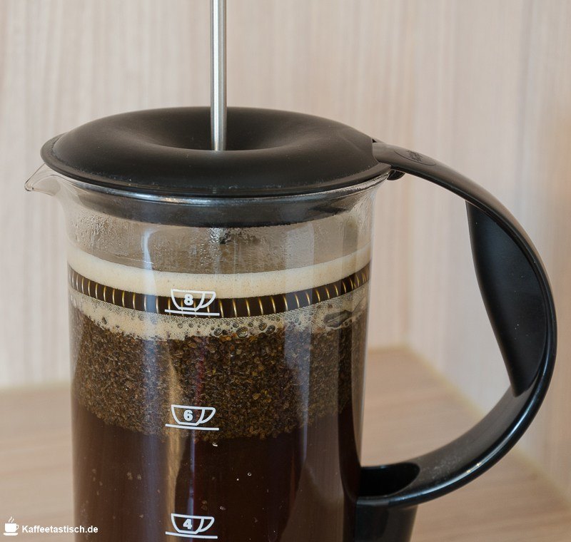 French Press Anleitung Schritt 3 deckel draufsetzen und stempel leicht nach unten drücken schritt für schritt anleitung kaffeepresse