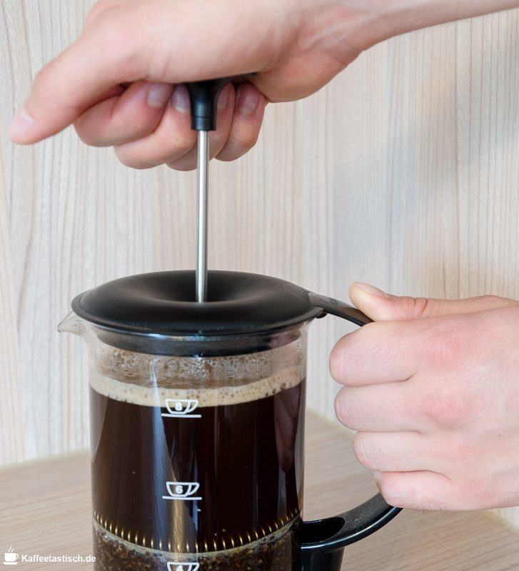French Press Anleitung Schritt 3 stempel nach unten drücken schritt für schritt anleitung kaffeepresse