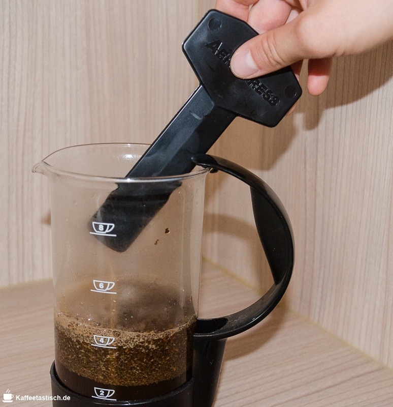 French Press Anleitung Schritt 3 zur hälfte auffüllen und umrühren schritt für schritt anleitung kaffeepresse