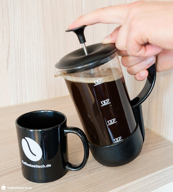 French Press Anleitung Schritt 4 in tasse umfüllen schritt für schritt anleitung kaffeepresse