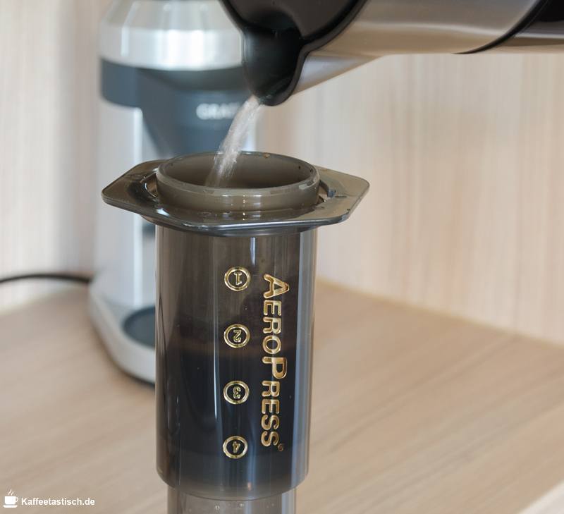 AeroPress Anleitung inverted methode schritt 4 restliches wasser aufgießen AeroPress schritt für schritt Anleitung inverted methode