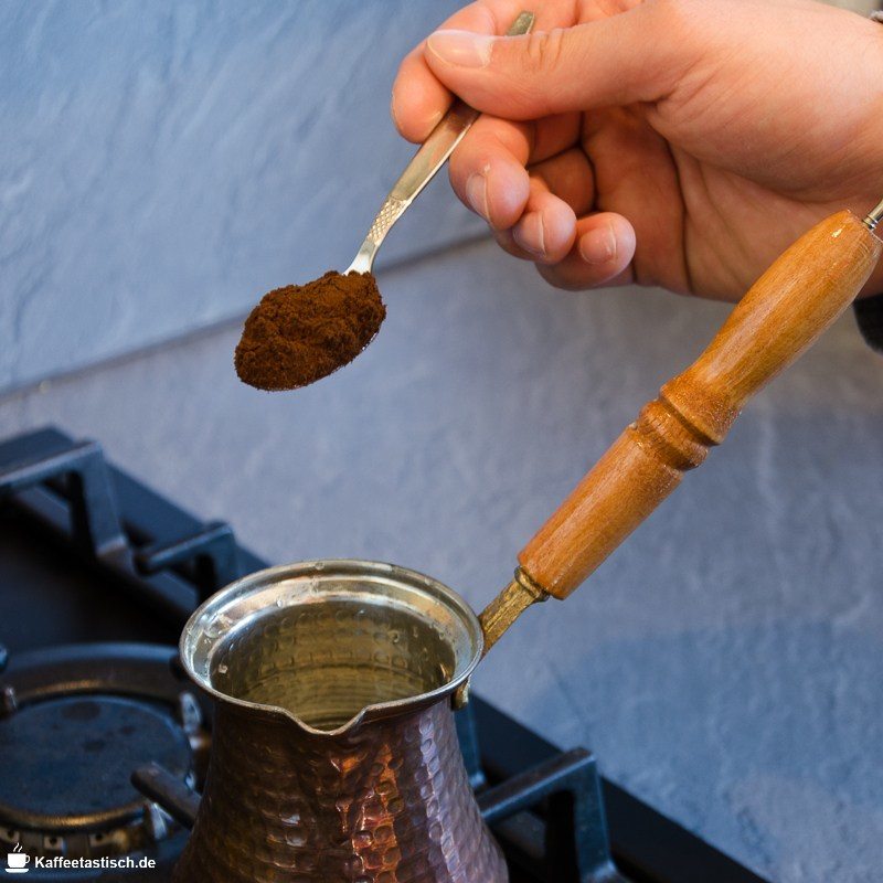 Anleitung türkischer kaffee zubereitung kaffeepulver hinzufügen Anleitung türkischer mokka zubereitung kaffeepulver hinzufügen