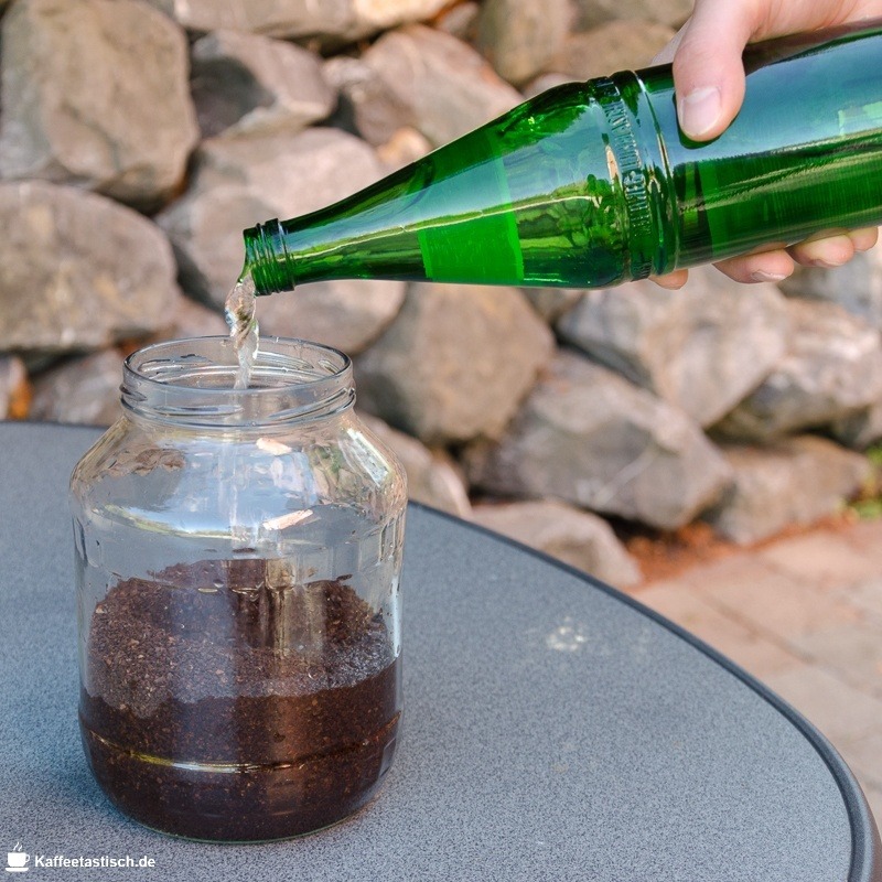 Cold Brew Anleitung Wasser hinzugeben Cold Brew Kaffee Anleitung Wasser hinzugeben