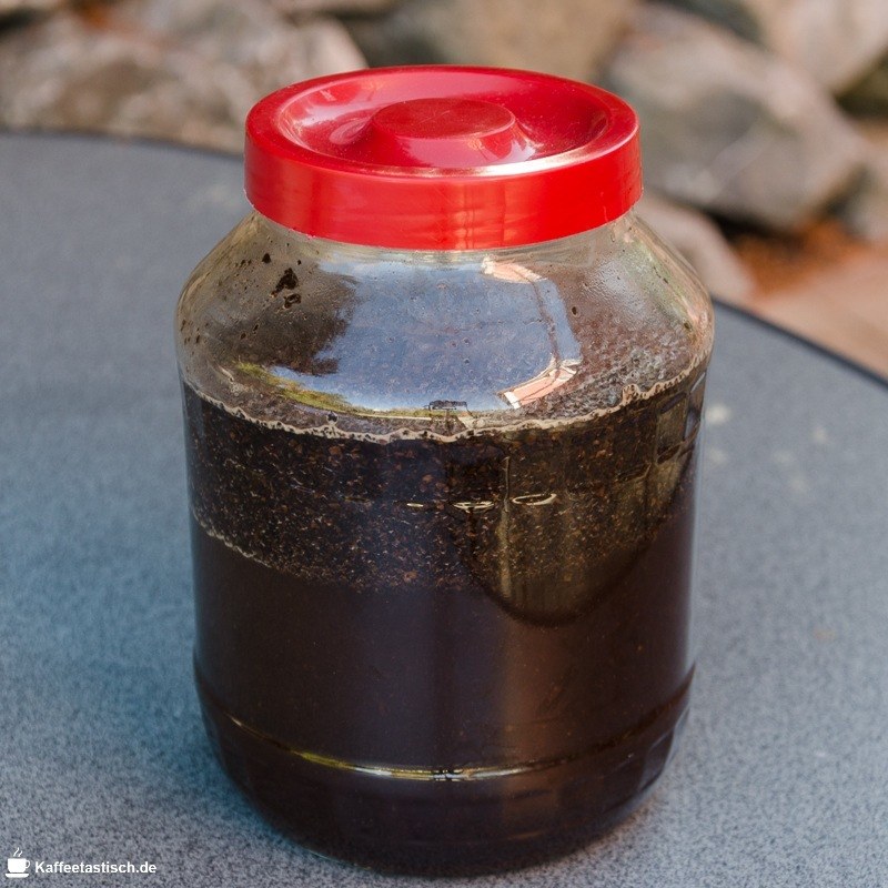 Cold Brew Anleitung abdecken und ziehen lassen Cold Brew Kaffee Anleitung abdecken und ziehen lassen