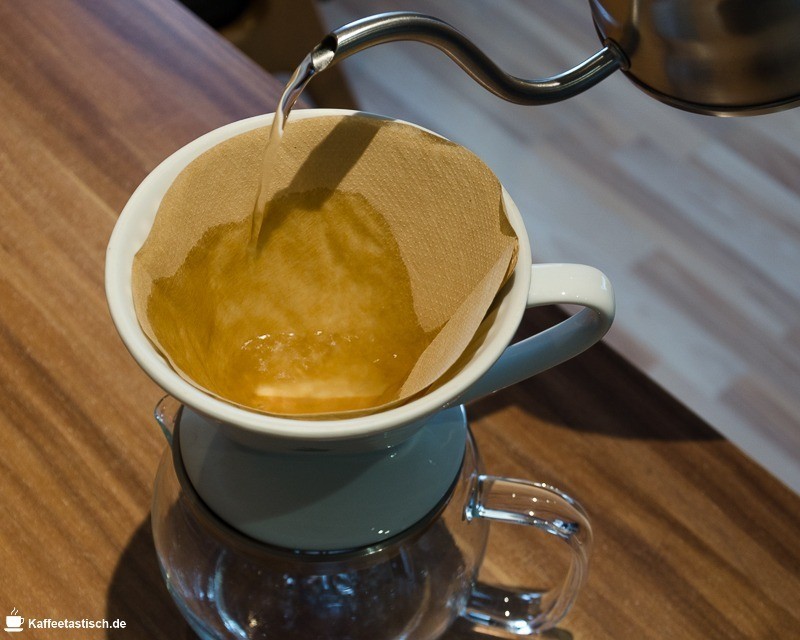 filterkaffee kochen mit handfilter filterpapier ausspülen filterkaffee zubereiten mit handfilter filterpapier ausspülen