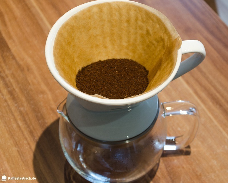 filterkaffee kochen mit handfilter kaffeepulver einfüllen filterkaffee zubereiten mit handfilter kaffeepulver einfüllen