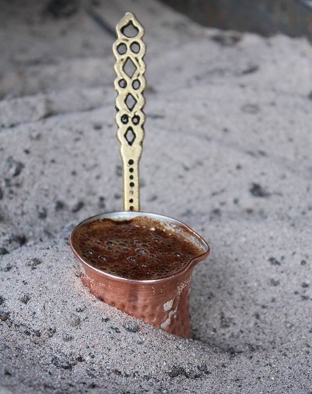 türkischer kaffee zubereitung cevze in quarzsand typische kanne für türkischer kaffee